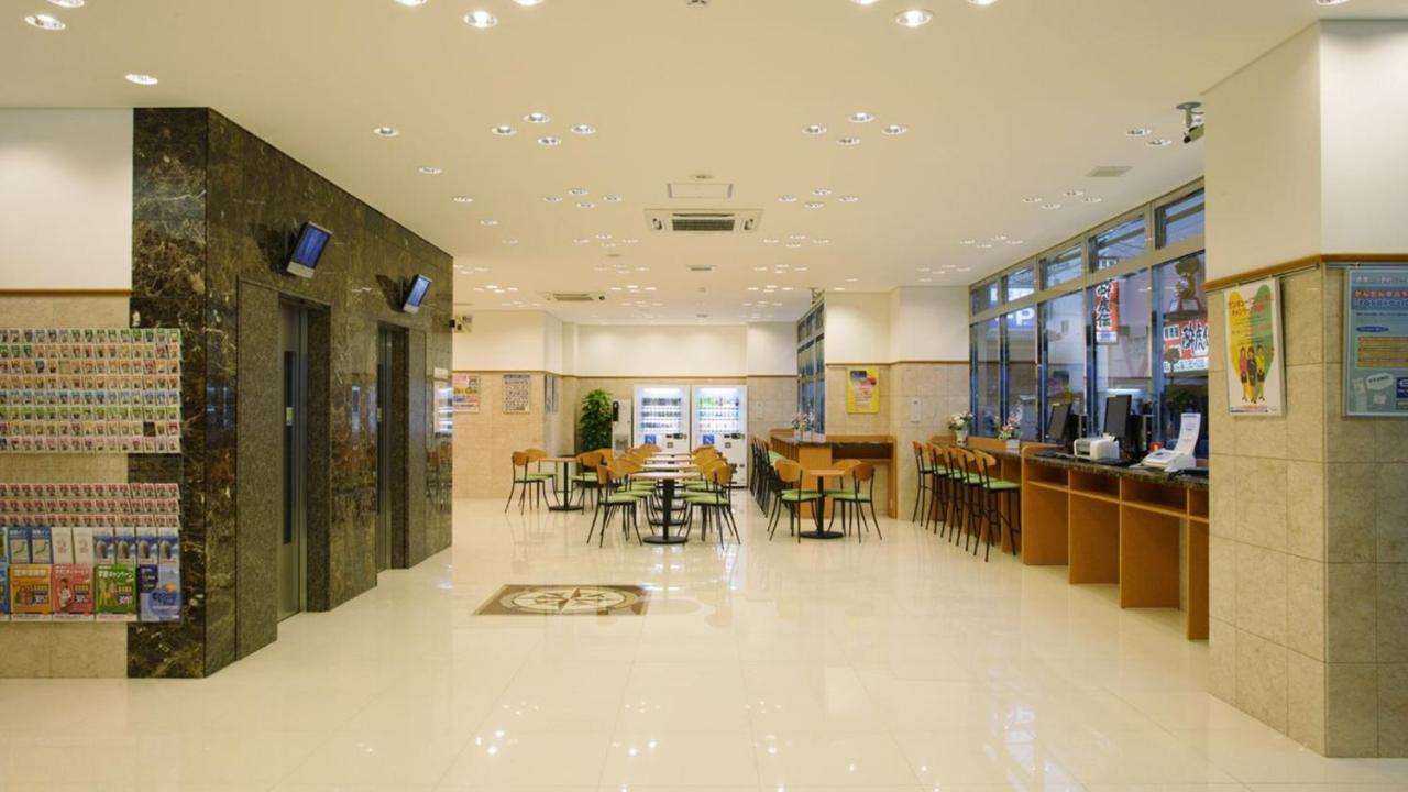 Toyoko Inn Okayama Eki Nishi Guchi Migi Buitenkant foto