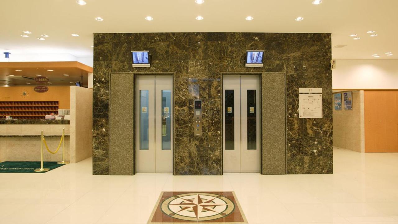 Toyoko Inn Okayama Eki Nishi Guchi Migi Buitenkant foto